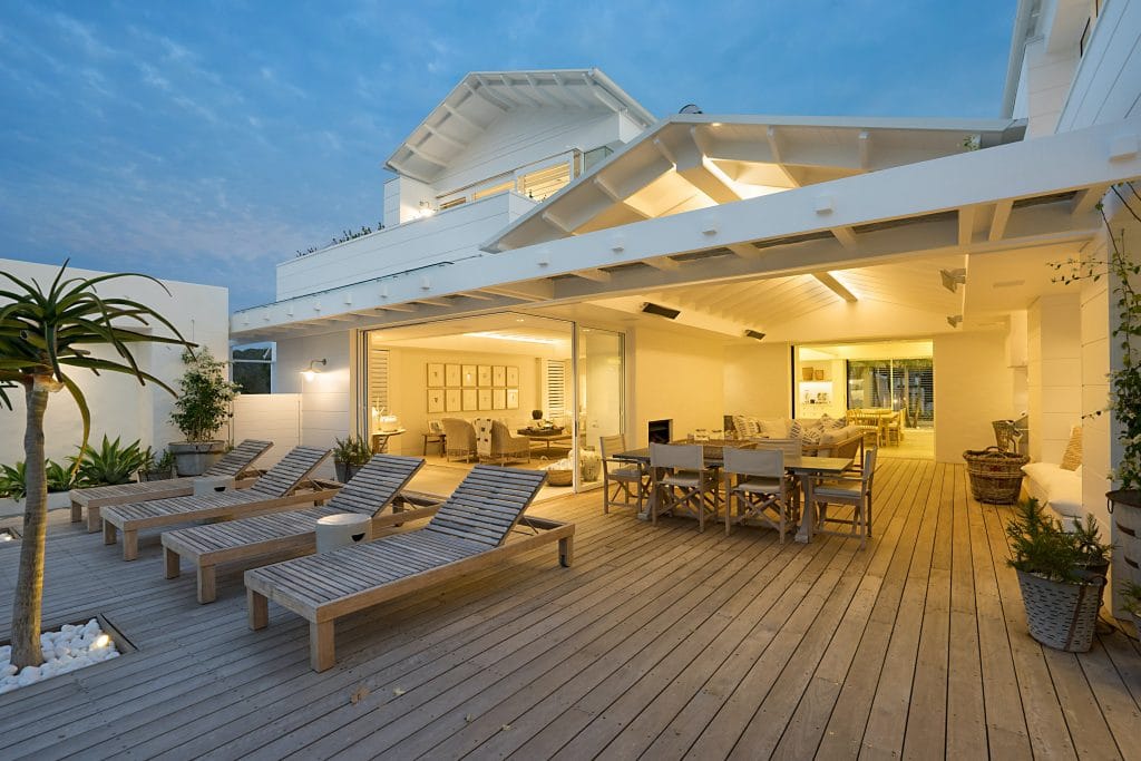 Read more about the article Decking for Entertainment: Hosting Memorable Gatherings