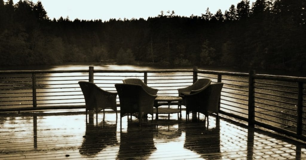 Read more about the article Small Space, Big Impact: Ingenious Deck Solutions for Compact Areas