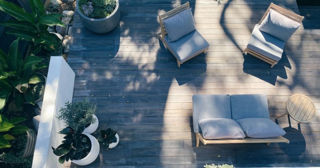 Read more about the article Small Space, Big Impact: Clever Deck Ideas for Smaller Yards